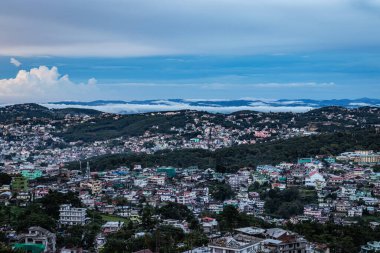 Şehir merkezi manzaralı dramatik bulutlu bir akşam dağın tepesinden akşam üstü görüntüsü çekiliyor Shillong meghalaya Hindistan 'da..