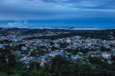 Şehir merkezi manzaralı dramatik bulutlu bir akşam dağın tepesinden akşam üstü görüntüsü çekiliyor Shillong meghalaya Hindistan 'da..