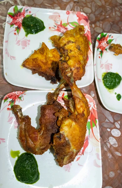 Pollo Tandoori Con Chutney Verde Piatto Bianco Diverse Angolazioni — Foto Stock