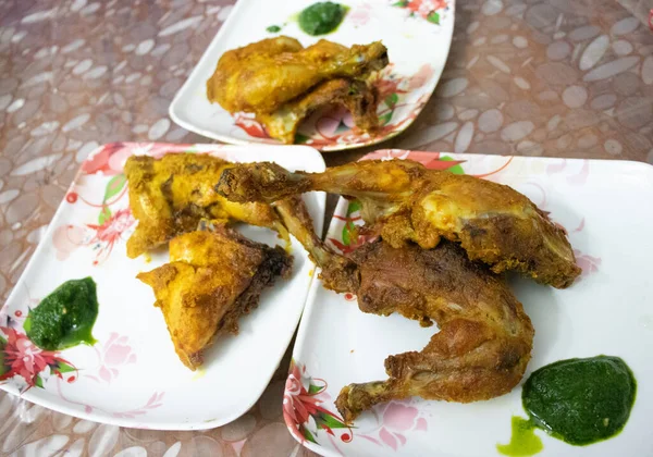 Ayam Tandoori Dengan Chutney Hijau Piring Putih Dari Sudut Yang — Stok Foto