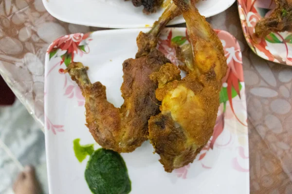 Ayam Tandoori Dengan Chutney Hijau Piring Putih Dari Sudut Yang — Stok Foto