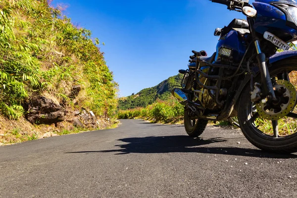 Odizolowany Górski Asfalt Droga Motocyklem Jasnym Błękitnym Niebem Rannym Obrazie — Zdjęcie stockowe