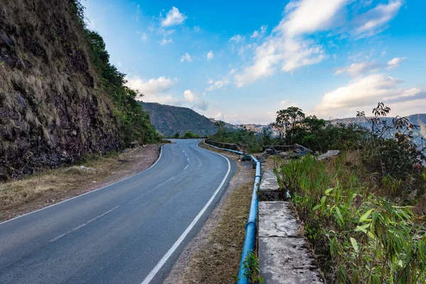 Estrada Curvilínea Isolada Asfalto Montanha Com Céu Azul Brilhante Noite — Fotografia de Stock