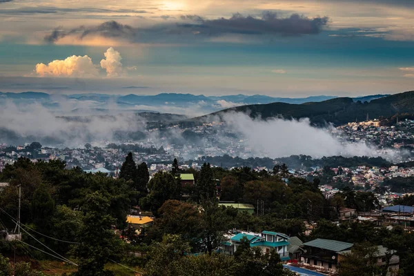 Şehir Merkezi Manzaralı Dramatik Bulutlu Bir Akşam Dağın Tepesinden Akşam — Stok fotoğraf