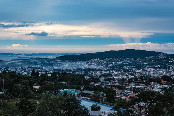 Şehir Merkezi Manzaralı Dramatik Bulutlu Bir Akşam Dağın Tepesinden Akşam — Stok fotoğraf