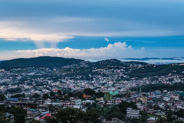 从山顶图像可以看到城市中心地带的夜空 在傍晚时分 西隆美加拉亚印度 — 图库照片