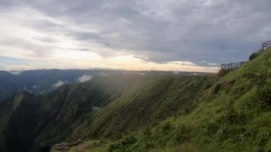 Tepedeki tepeden sabah Dağ Vadisi 'nde dramatik bulut hareketi Laitlum Peak Shillong Meghalaya Hindistan' da çekiliyor..