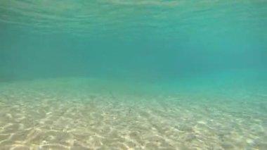 Doğal şelale, su altında temiz ve berrak mavi bir su.