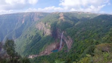 Nohkalikai Şelaleleri 'nde çekilen yüksek açı videolarından toplanmış yeşil ormanlara yerleştirilmiş izole şelaleden düşen Çerapunji Meghalaya Hindistan.