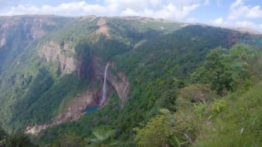 Nohkalikai Şelaleleri 'nde çekilen yüksek açı videolarından toplanmış yeşil ormanlara yerleştirilmiş izole şelaleden düşen Çerapunji Meghalaya Hindistan.