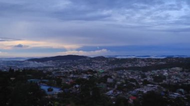 Şehir merkezi manzaralı dramatik bulutlu bir akşam dağın tepesinden Shillong meghalaya Hindistan 'da çekiliyor..