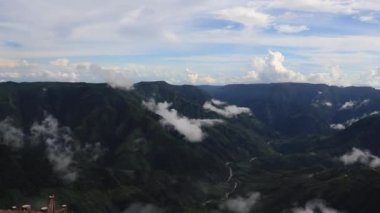 Tepedeki tepeden sabah Dağ Vadisi 'nde dramatik bulut hareketi Laitlum Peak Shillong Meghalaya Hindistan' da çekiliyor..