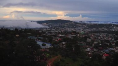 Şehir merkezi manzaralı dramatik bulutlu bir akşam dağın tepesinden Shillong meghalaya Hindistan 'da çekiliyor..