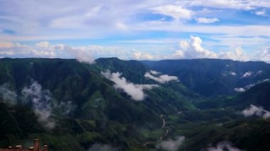 Tepedeki tepeden sabah Dağ Vadisi 'nde dramatik bulut hareketi Laitlum Peak Shillong Meghalaya Hindistan' da çekiliyor..