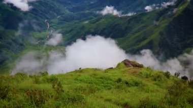 Tepedeki tepeden sabah Dağ Vadisi 'nde dramatik bulut hareketi Laitlum Peak Shillong Meghalaya Hindistan' da çekiliyor..