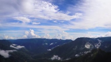 Tepedeki tepeden sabah Dağ Vadisi 'nde dramatik bulut hareketi Laitlum Peak Shillong Meghalaya Hindistan' da çekiliyor..