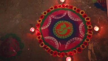 Geleneksel Hint Rangoli festivali kutlamaları için farklı açılardan yapılıyor.