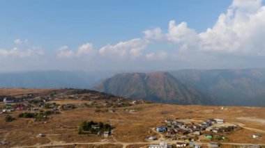 Nungnah meghalaya Hindistan 'da çekilen yüksek açılı videodan sabah parlak gökyüzü olan dağın tepesindeki küçük uzak bir köy..