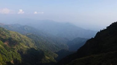 Dağ vadisi, parlak mavi gökyüzü ve küçük bir köyle sabahleyin Nongnah meghalaya Hindistan 'da çekilen videodan..