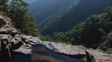 Dağ yamacında yoğun ormanlarla dolu doğal yüzme havuzu. Üst açılardan çekilen görüntü nongnah meghalaya Hindistan 'da çekildi..