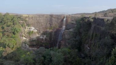 Dainthlen Falls Cherrapunji meghalaya Hindistan 'da sabah saatlerinde düz gökyüzü ile dağdan düşen şelale görüntüsü çekilir..