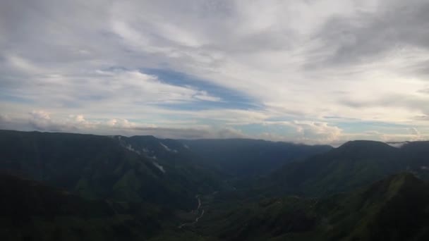 从山顶录像拍摄到的山顶云彩上午在高山谷地的戏剧性移动是在小丘山顶上进行的 — 图库视频影像