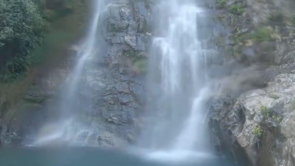 Vattenfall Som Flyter Vatten Från Berg Skogen Från Platt Vinkel — Stockvideo