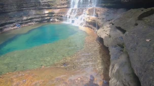 从岩石上掉下来的天然瀑布清澈的白流从不同角度拍摄的录像 — 图库视频影像