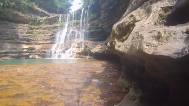 폭포맑고 시냇물 관점에서 바위에서 떨어지는 Cherrapunji Meghalaya India — 비디오