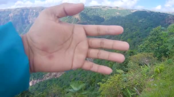 位于绿林中的山顶上的孤立瀑布 从Nohkalikai瀑布 Meghalaya India拍摄的顶角视频看 — 图库视频影像