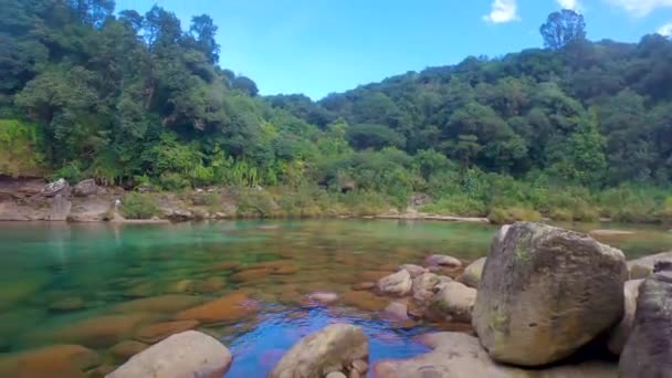 Cascade Naturelle Tombant Sommet Montagne Avec Ciel Bleu Spectaculaire Dans — Video