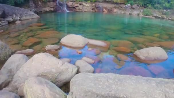 Cascada Natural Que Cae Cima Montaña Con Cielo Azul Dramático — Vídeos de Stock