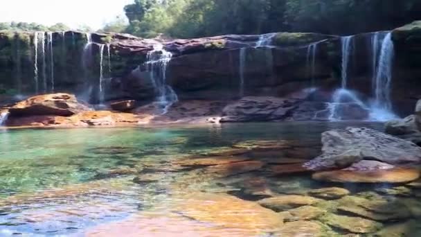 从高山上从平坦的角度在白天的森林里落下的天然瀑布 — 图库视频影像