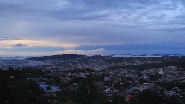 从山顶录像中 可以看到市中心的云雾笼罩的天空 在印度的西隆梅加拉亚拍摄 — 图库视频影像