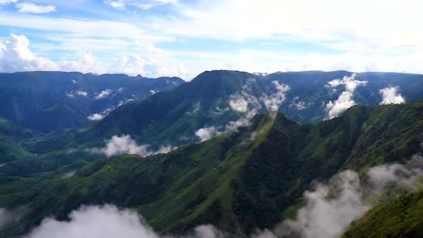 从山顶录像拍摄到的山顶云彩上午在高山谷地的戏剧性移动是在小丘山顶上进行的 — 图库视频影像