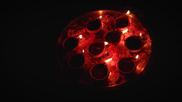 节日庆祝用的油灯 许多在盘子里 与黑色背景隔离 — 图库视频影像