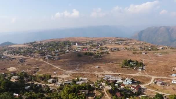 Pequeño Pueblo Remoto Cima Montaña Cama Plana Con Cielo Brillante — Vídeos de Stock