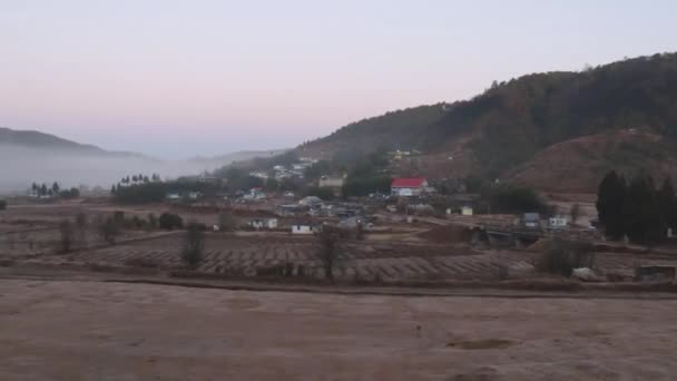 Pequeño Pueblo Remoto Las Estribaciones Montaña Con Niebla Cielo Plano — Vídeo de stock