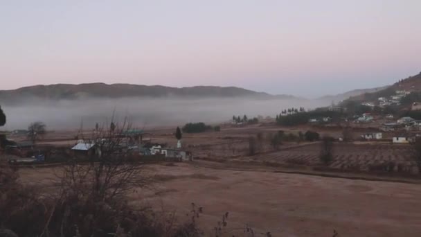 Pequeño Pueblo Remoto Las Estribaciones Montaña Con Niebla Cielo Plano — Vídeo de stock