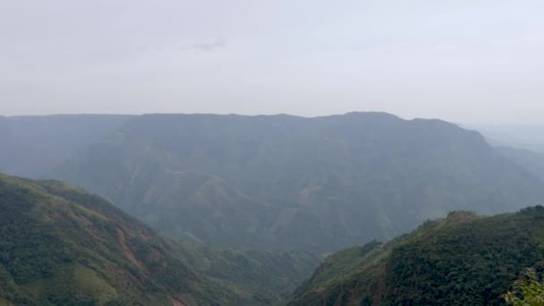 早上从平坦的角度俯瞰山脉山谷覆盖的薄雾 — 图库视频影像