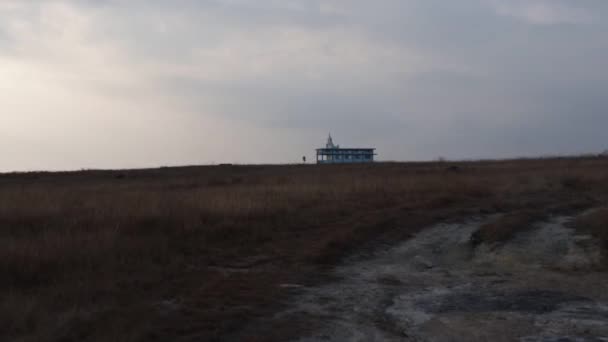 Aislar Iglesia Montaña Hierba Amarilla Con Cielo Plano Brumoso Mañana — Vídeo de stock