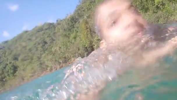 Молодий Чоловік Неспокійно Плаває Щоб Дістатися Берега Рівного Кута — стокове відео