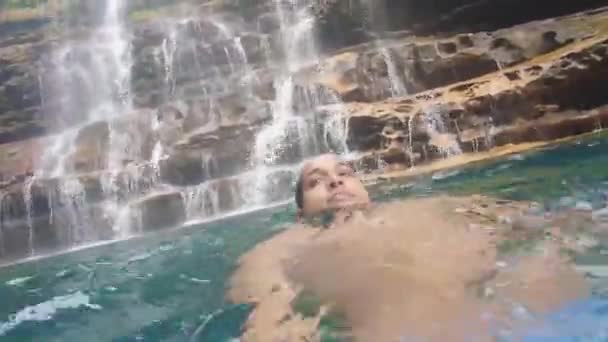 Joven Nadando Aguas Cristalinas Azules Cascada Desde Ángulo Plano — Vídeo de stock