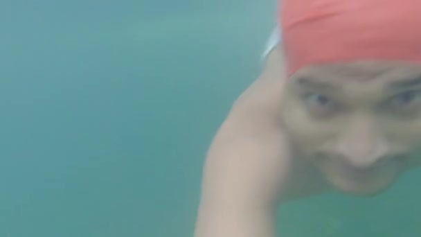 Молодий Чоловік Плаває Блакитному Прозорій Під Водоспадом Багатьма Скелями Рівного — стокове відео