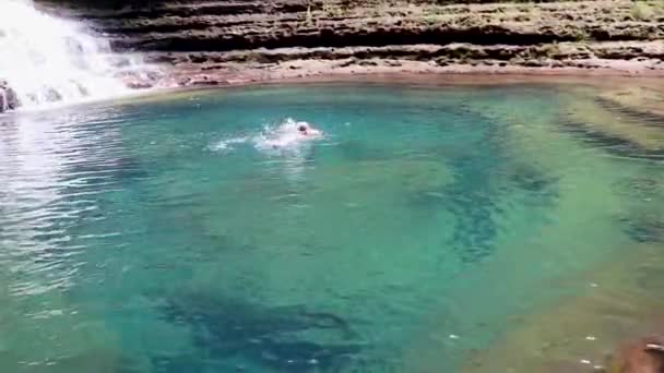 Mladý Muž Plavání Modré Čisté Vodě Vodopádu Horního Úhlu — Stock video