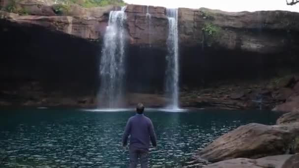 Junger Mann Genießt Den Natürlichen Wasserfall Der Morgen Vom Gipfel — Stockvideo