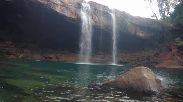 Young Man Enjoying Natural Waterfall Falling Mountain Top Morning Video — стоковое видео