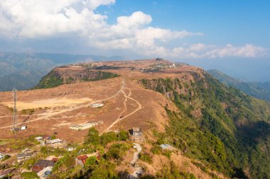 Nungnah meghalaya Hindistan 'da çekilen yüksek açılı görüntüden sabah parlak gökyüzü ile dağın tepesindeki küçük uzak bir köy..