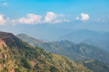 Beyaz sislerle kaplı dağ katmanları ve sabah görüntüsü nongnah meghalaya Hindistan 'da çekilir..