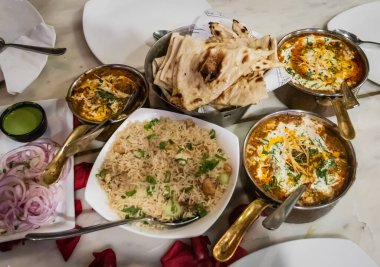 Hint yemekleri ve birçok yerel yemek üst açıdan.